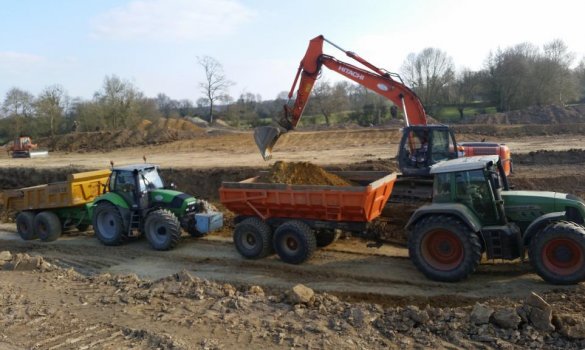 Engins de chantier et tracteurs sur un chantier de terrassement en Maine et Loire (49)
